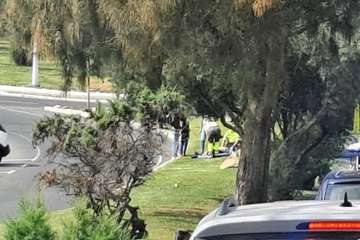 Aparatosa caída de un ciclista en Melenara (Telde)/TA.